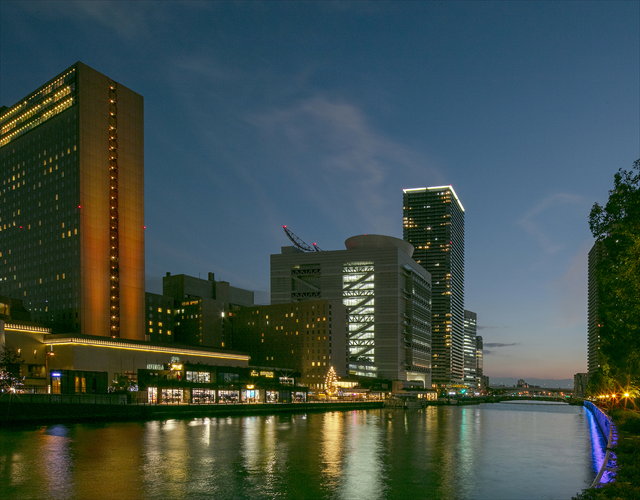 図１　中之島の夜景に白く輝く「スカイオブジェ」