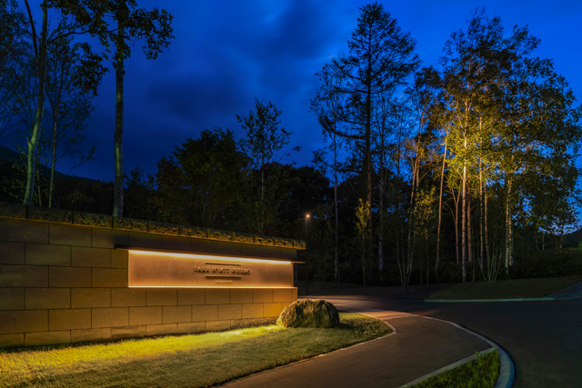 図1　施設入口と既存樹