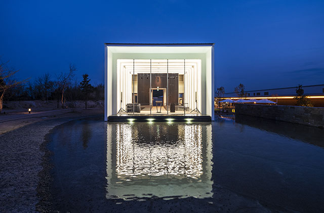 図４　水盤越しセレモニーホール（夜景）