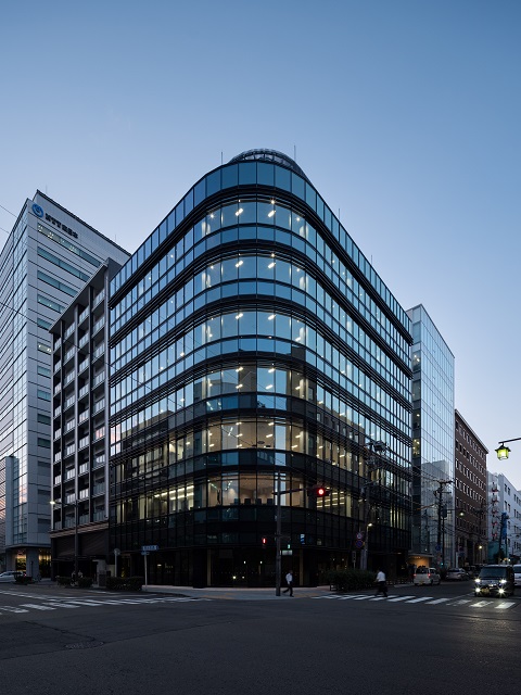 図１　水平基調のファサードに合わせた照明計画