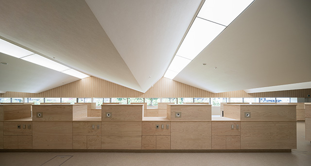 図１　トップライトからの自然光が特徴的な透析室