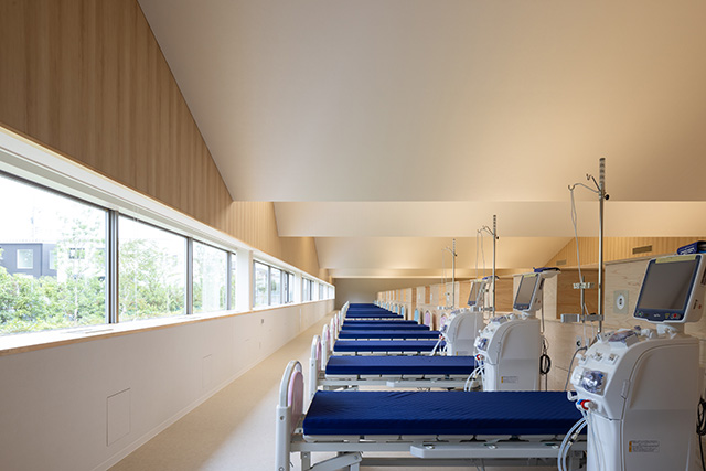 図２　西側庭に面する透析室