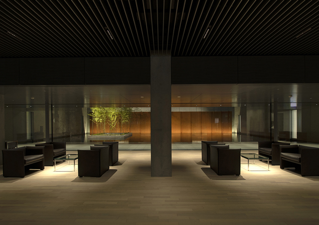 図２　ラウンジから水庭を望む