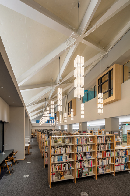 図３　2階 一般書架・閲覧