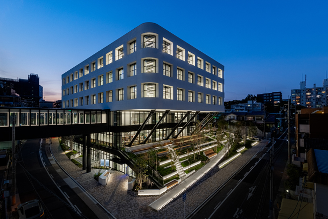 図１　臨床教育研究棟　外観