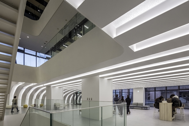 図２　臨床教育研究棟　エントランスホール