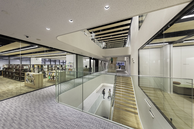 図３　臨床教育研究棟　吹抜2階