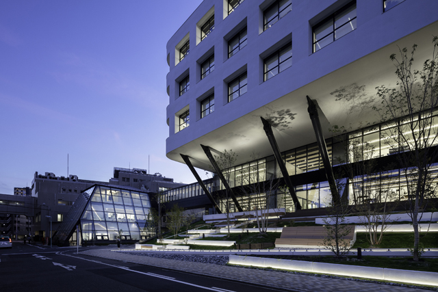 図４　臨床教育研究棟及び月見坂テラス　外観