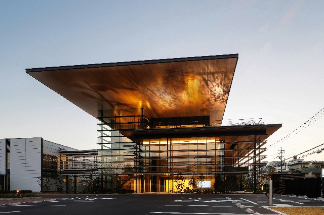 図１　木の葉の影絵ファサード