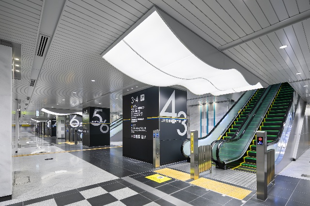 図４　西口 柵内コンコース