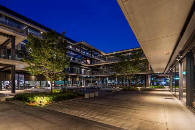 図３　エントランスと
アトリウムコート