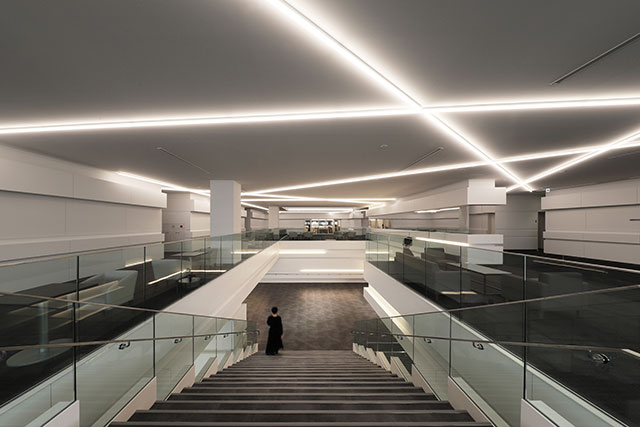 図２　2階 ホワイエ