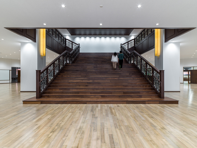 図４　小学校 大階段(正面玄関前)