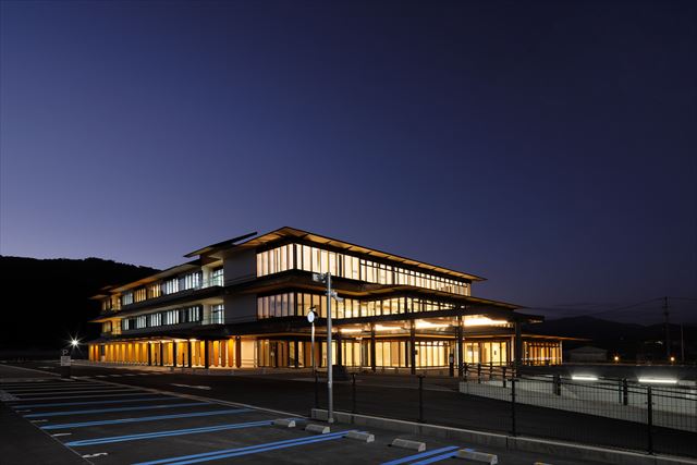 図２　外観（夜景）