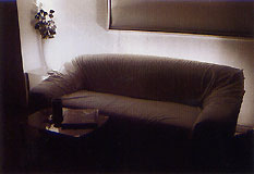 ソファーの後ろの照明